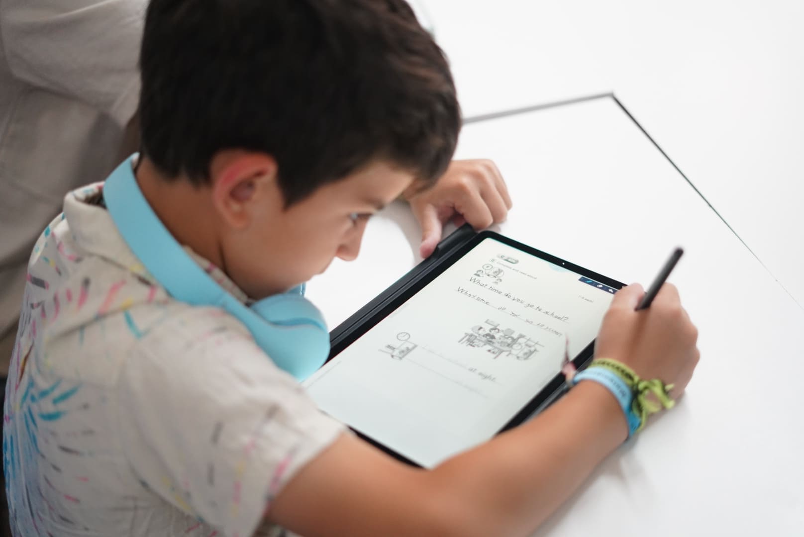 Alumno estudiando inglés desde la tableta, enfocado y con la postura adecuada según el método Kumon-Peru