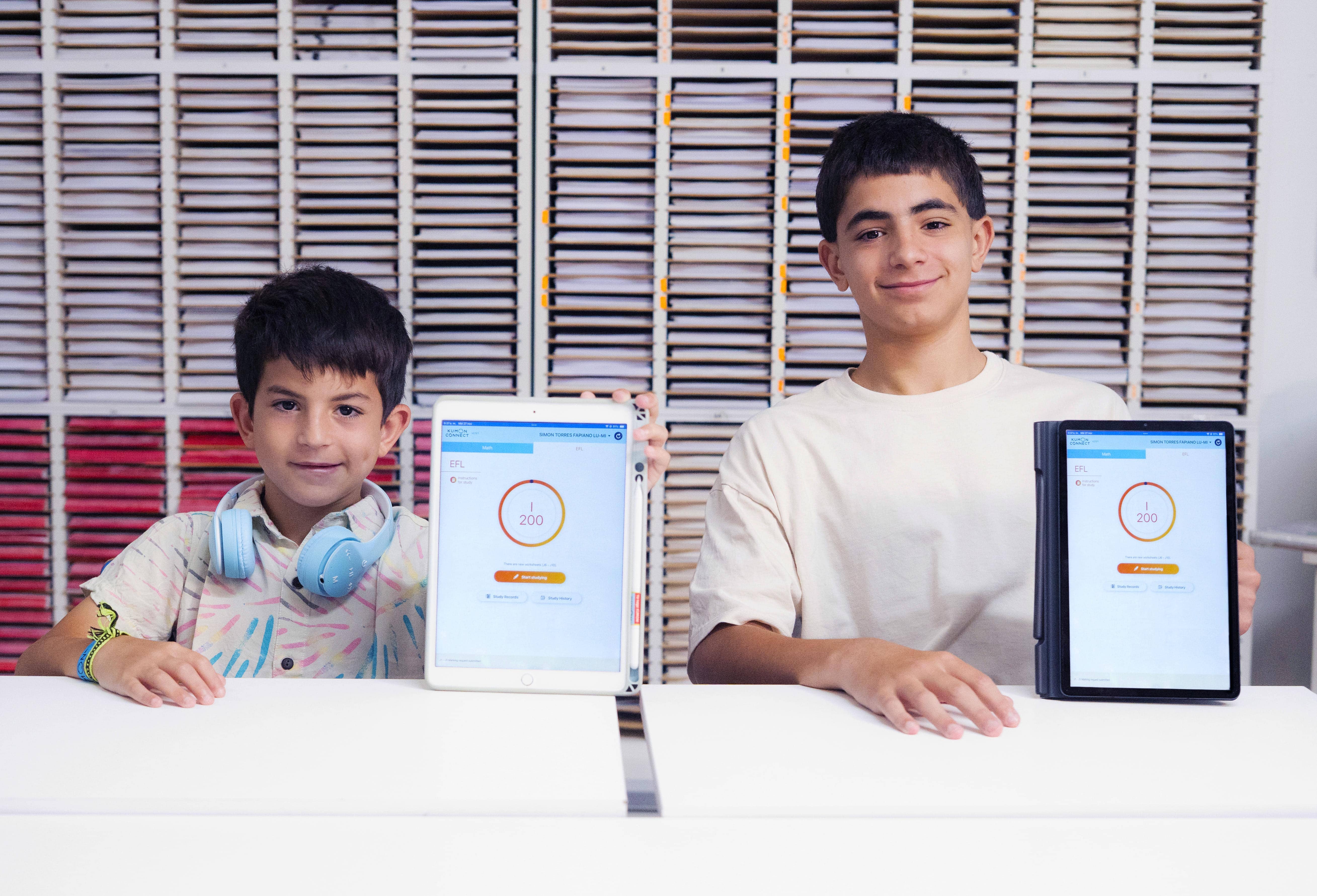 Dos niñas sosteniendo una tableta y mostrando sus resultados después de finalizar sus tareas-Peru