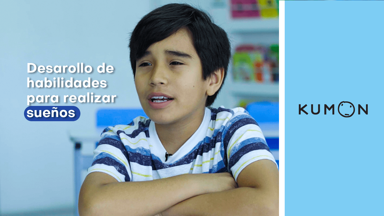 Alumno con los brazos cruzados hablando del desarrollo de habilidades con Kumon-Peru