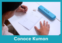 Material de Kumon sobre la mesa y las manos de un alumno haciendo la tarea como parte de la rutina Kumon-Peru
