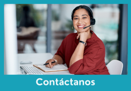 Atendente de Kumon con auriculares, lista para la atención al potencial cliente de Kumon-Colombia