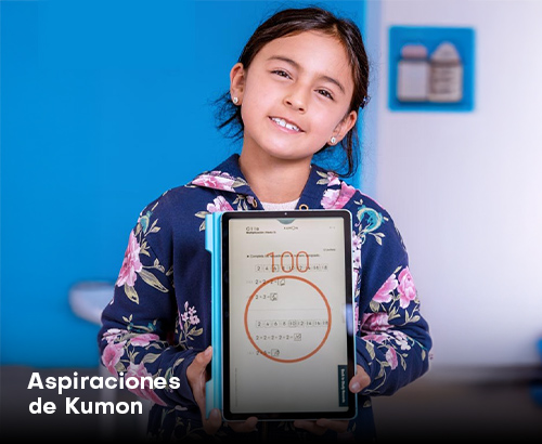 Niña mostrando orgullosa su resultado perfecto en ejercicios de matemáticas realizados en la tablet con el método Kumon