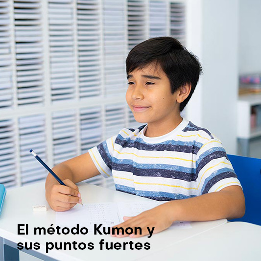 Niño estudiando con materiales del método Kumon en un ambiente organizado y con la postura adecuada.